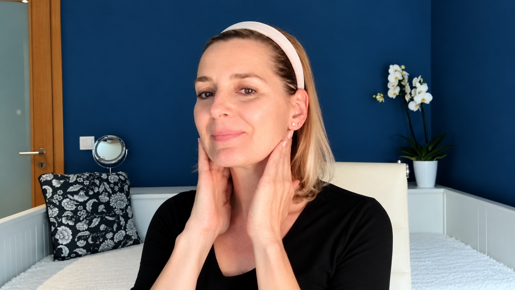 Žena provádí jemnou lymfatickou masáž obličeje a krku
